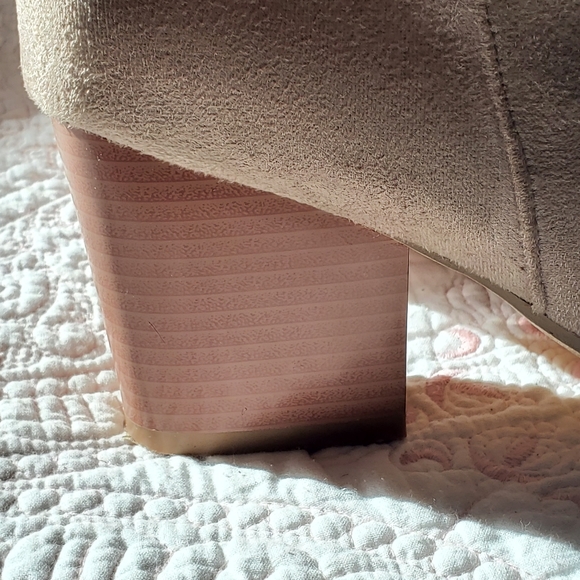 U to knee suede like cream boots. Womens size US 7 - Picture 4 of 7